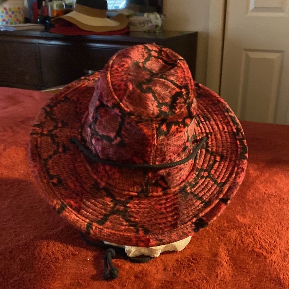 Black and red hat designer - Picture 10 of 12